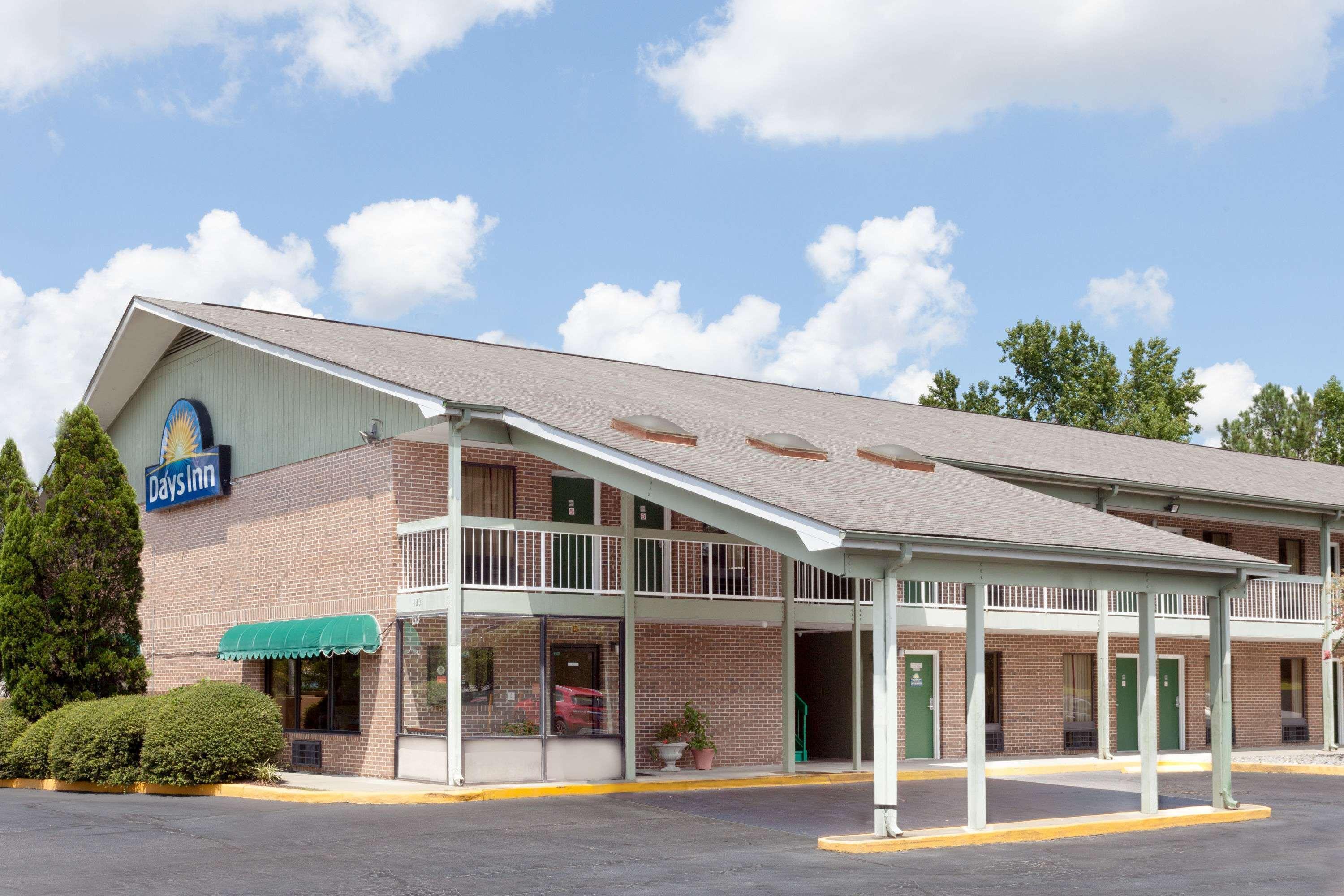 Days Inn By Wyndham Columbia Ne Fort Jackson Экстерьер фото