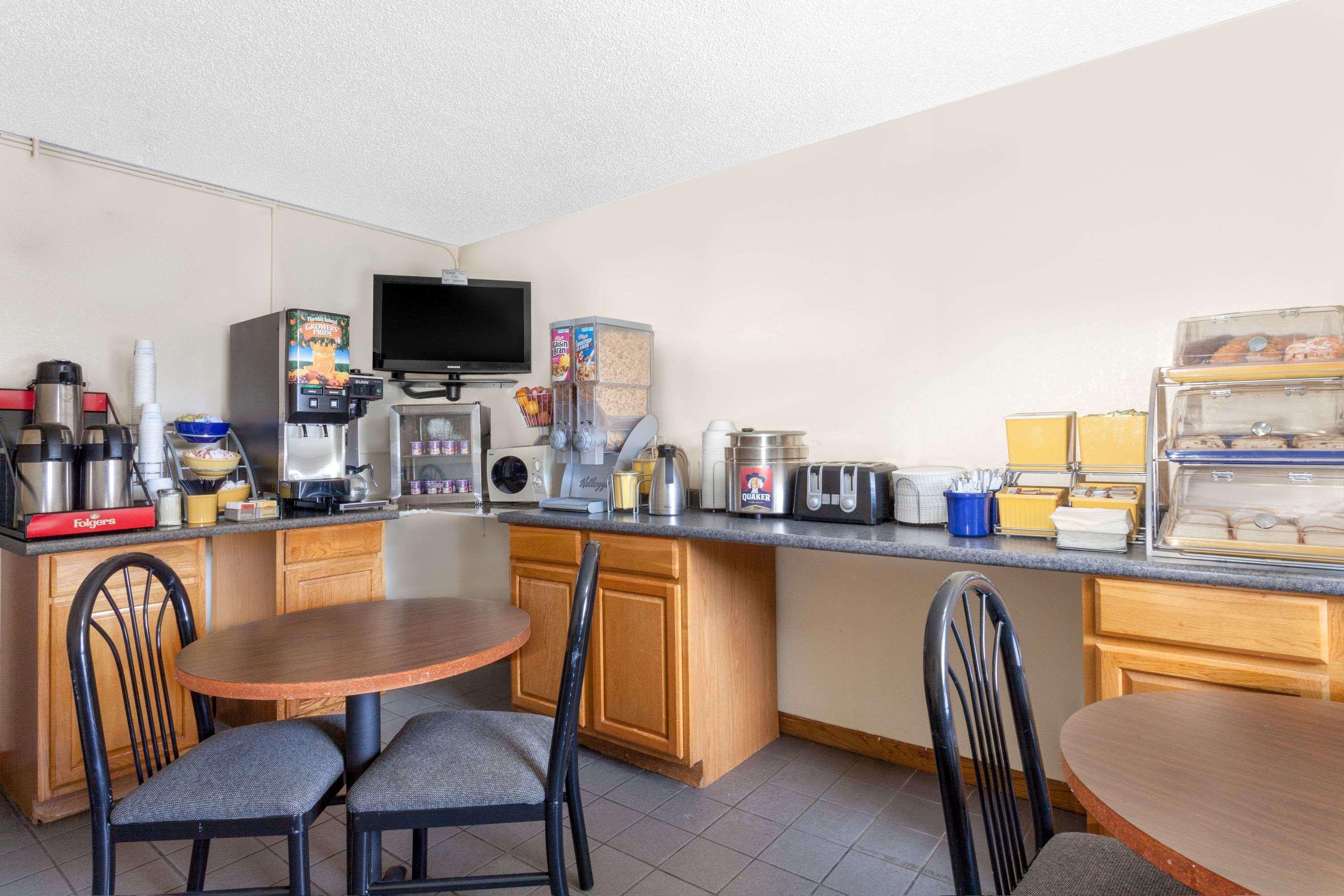 Days Inn By Wyndham Columbia Ne Fort Jackson Экстерьер фото