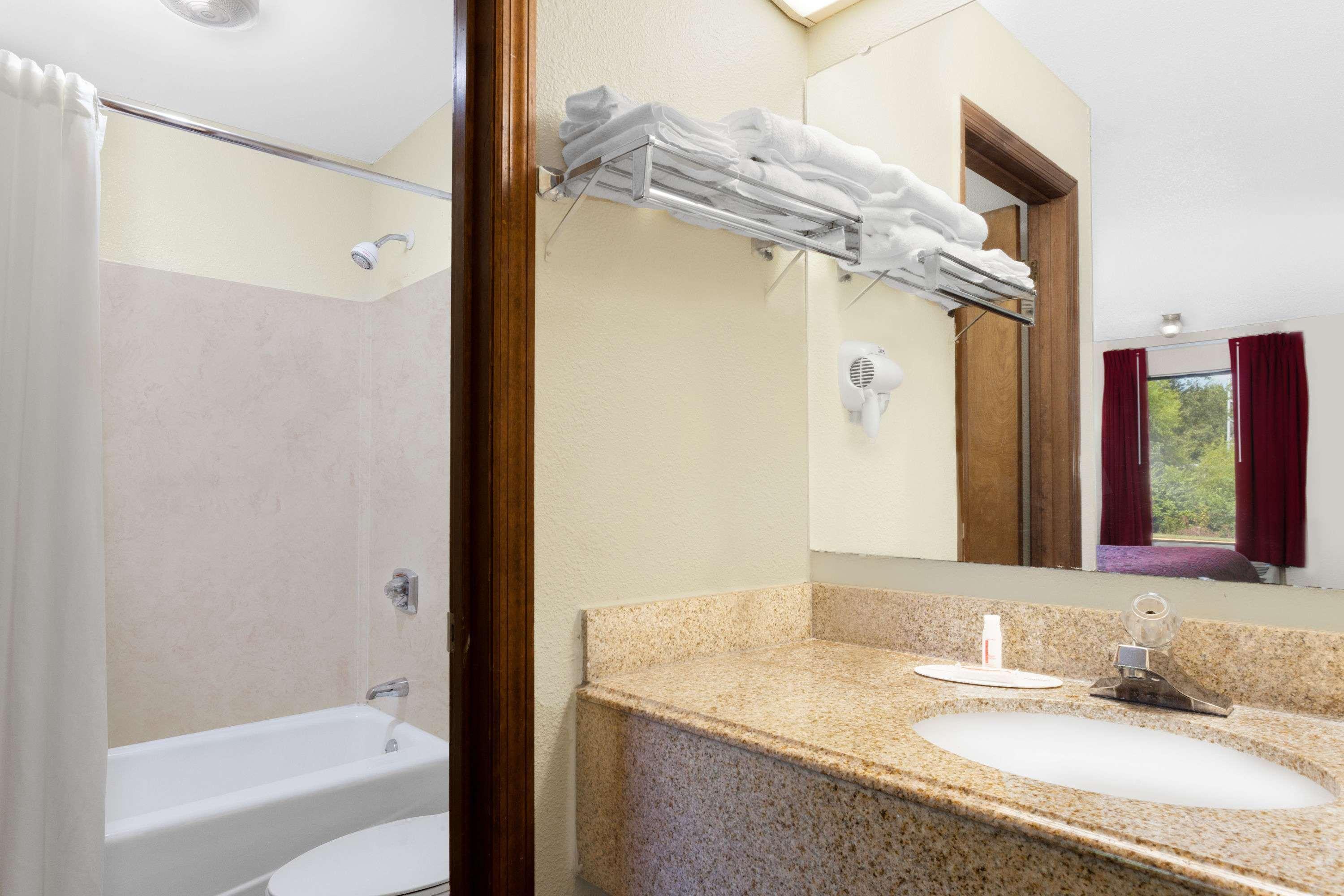 Days Inn By Wyndham Columbia Ne Fort Jackson Экстерьер фото