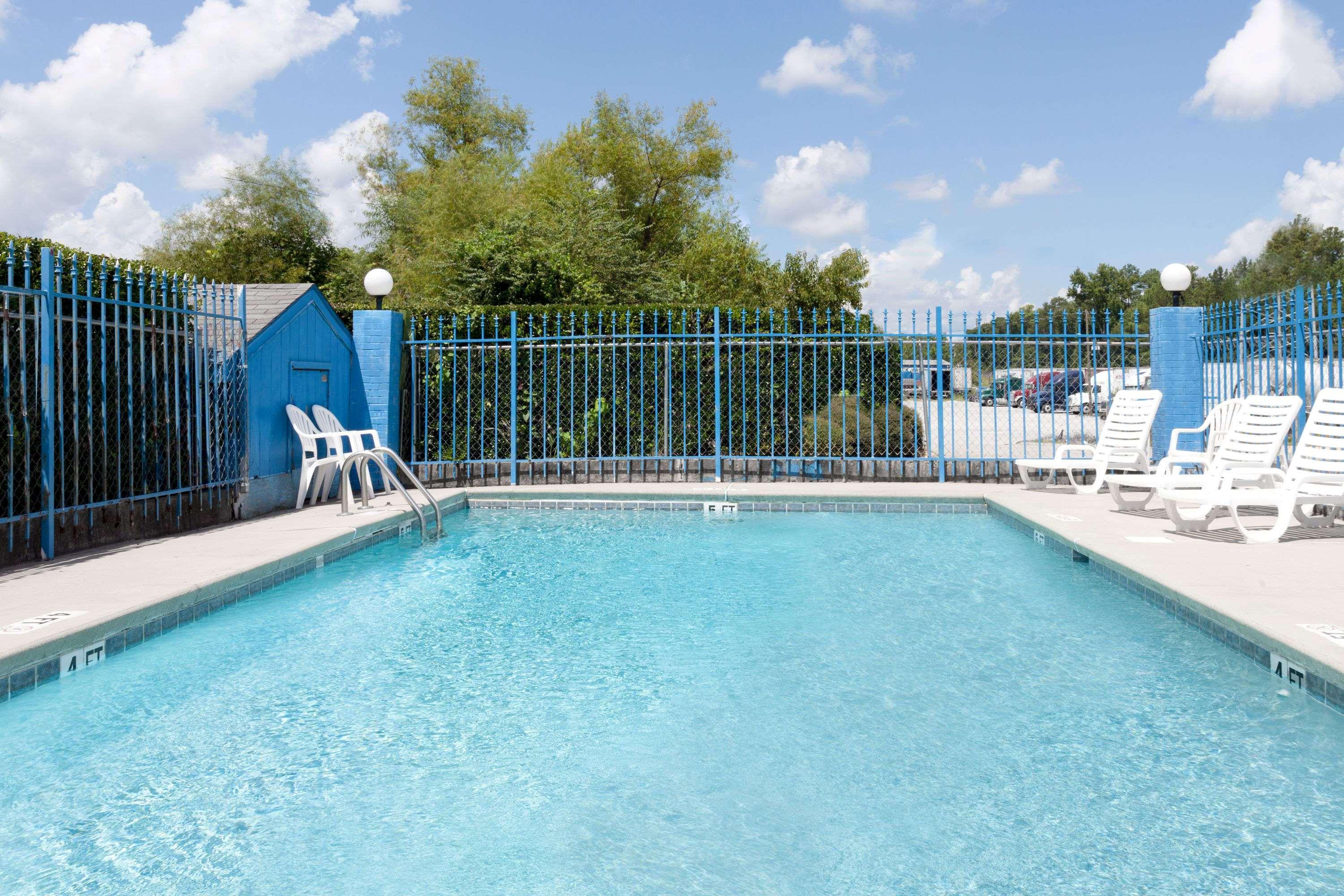 Days Inn By Wyndham Columbia Ne Fort Jackson Экстерьер фото