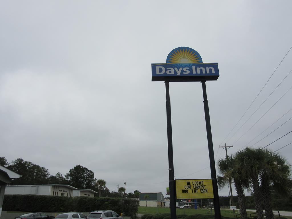 Days Inn By Wyndham Columbia Ne Fort Jackson Экстерьер фото