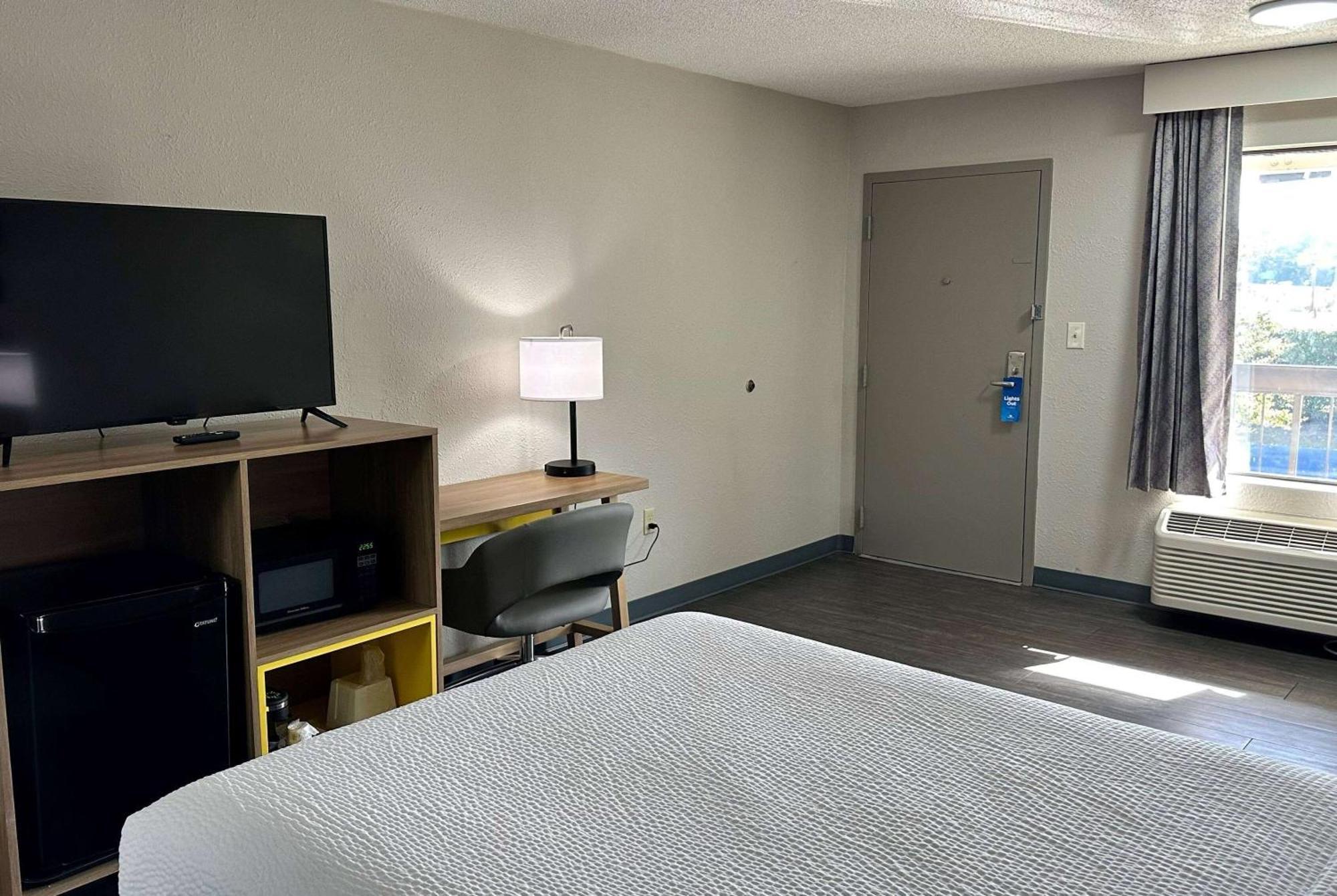 Days Inn By Wyndham Columbia Ne Fort Jackson Экстерьер фото