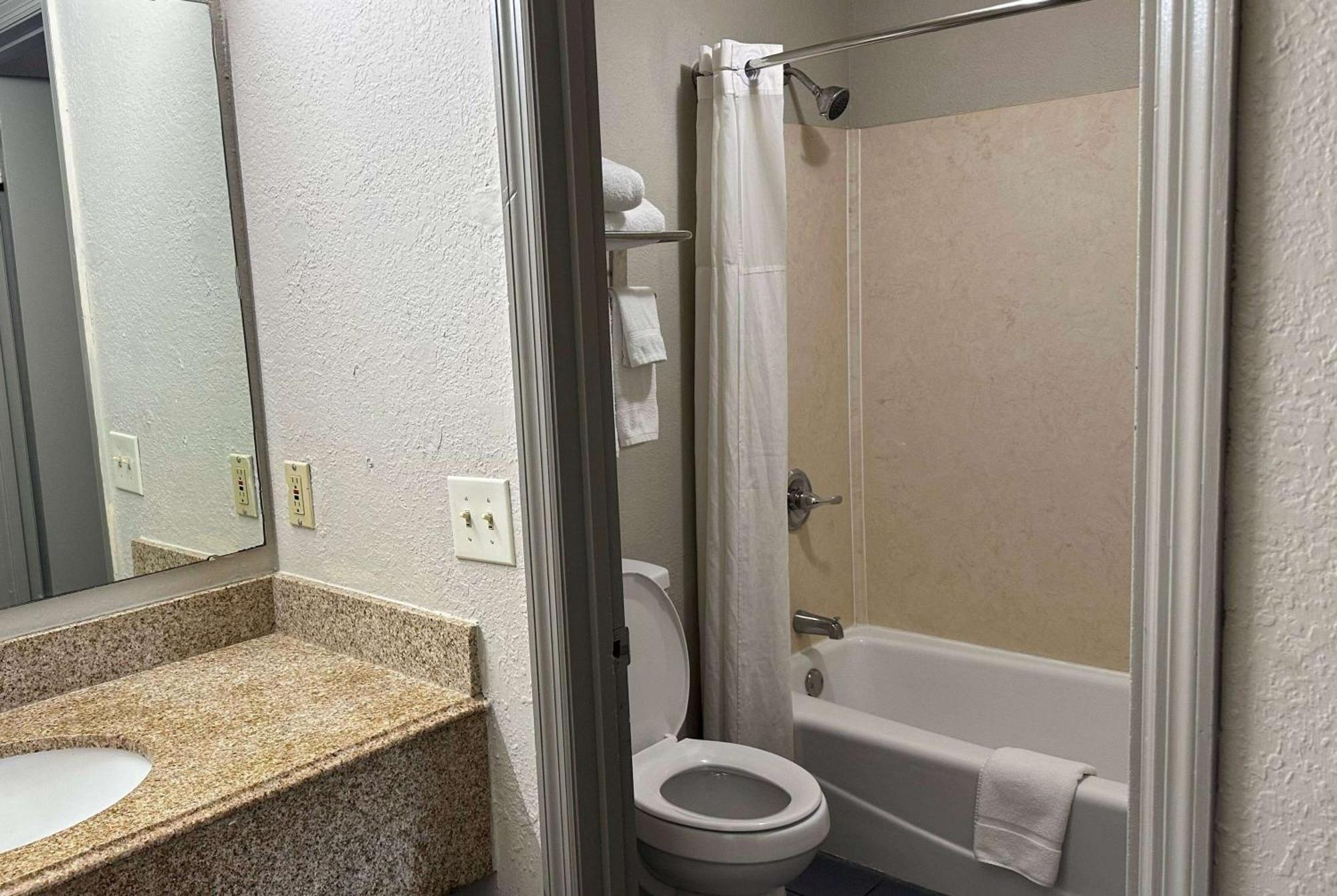 Days Inn By Wyndham Columbia Ne Fort Jackson Экстерьер фото