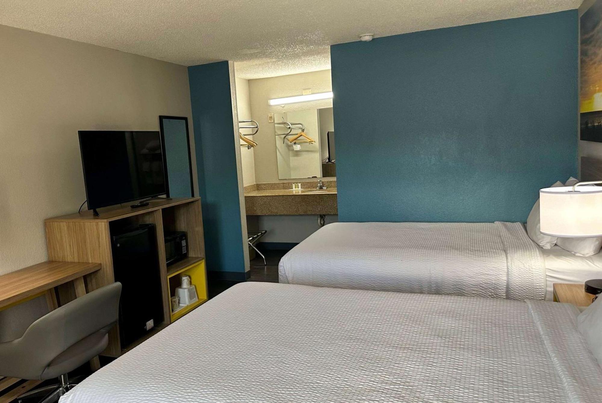 Days Inn By Wyndham Columbia Ne Fort Jackson Экстерьер фото