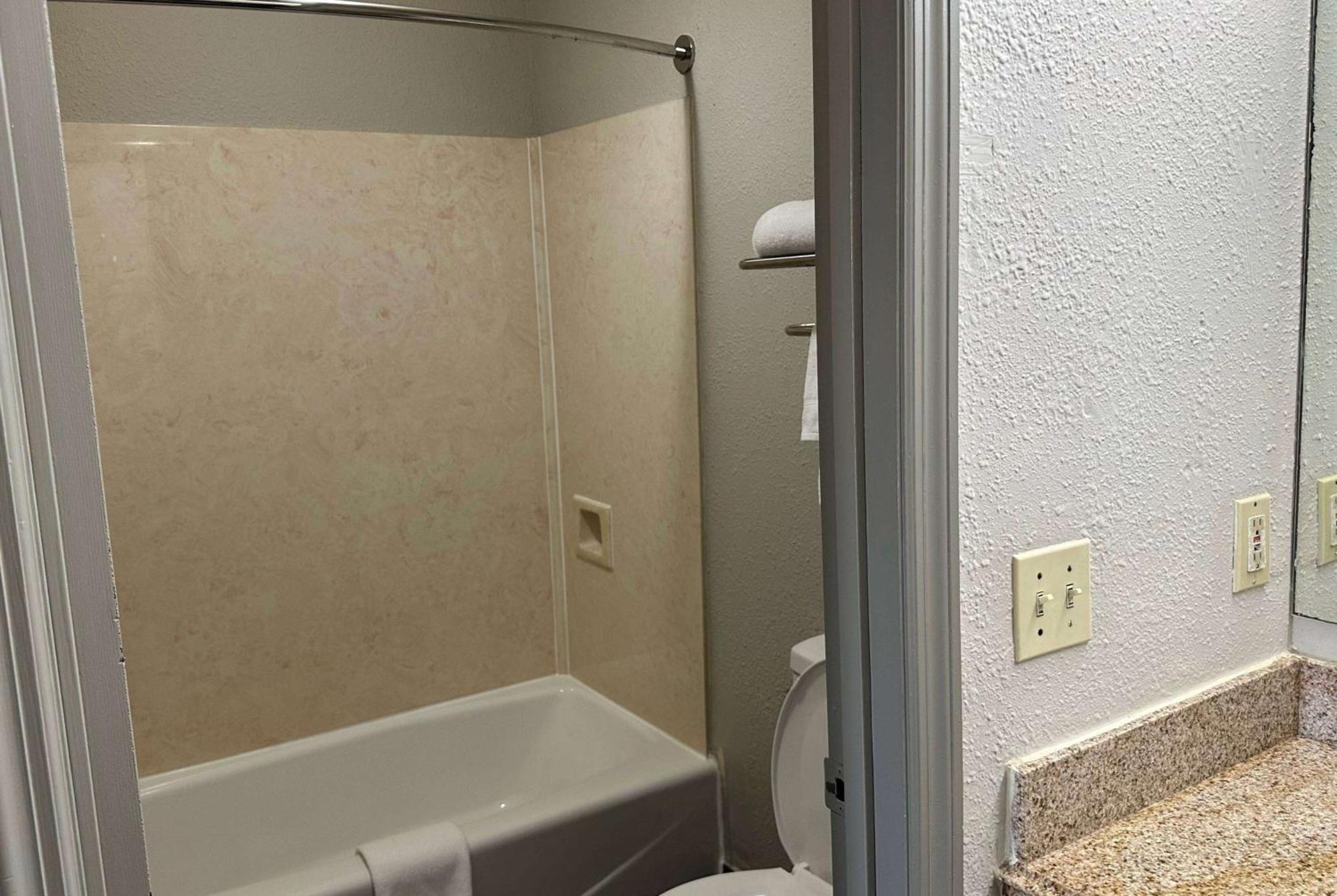 Days Inn By Wyndham Columbia Ne Fort Jackson Экстерьер фото