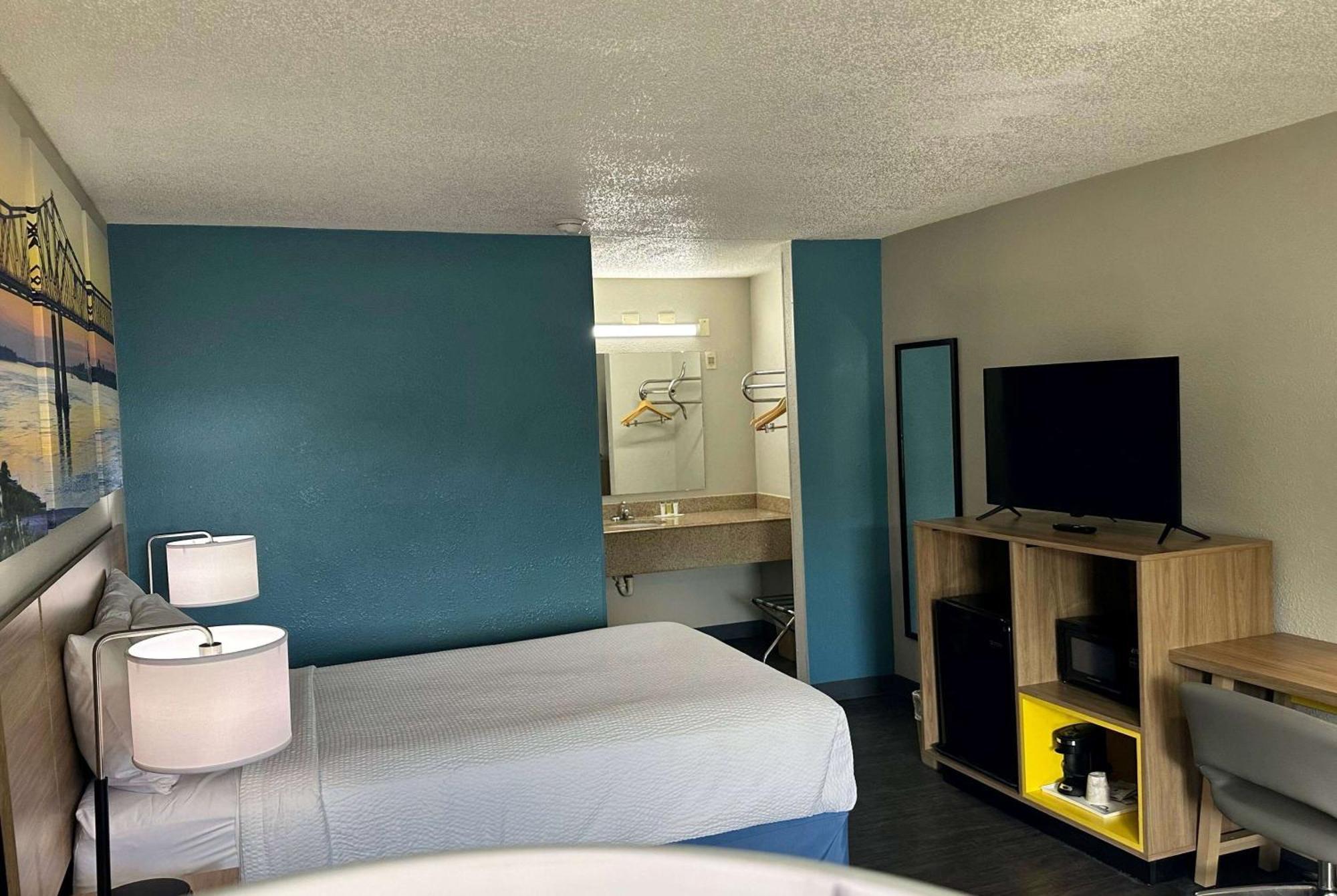 Days Inn By Wyndham Columbia Ne Fort Jackson Экстерьер фото
