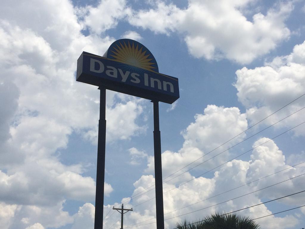 Days Inn By Wyndham Columbia Ne Fort Jackson Экстерьер фото